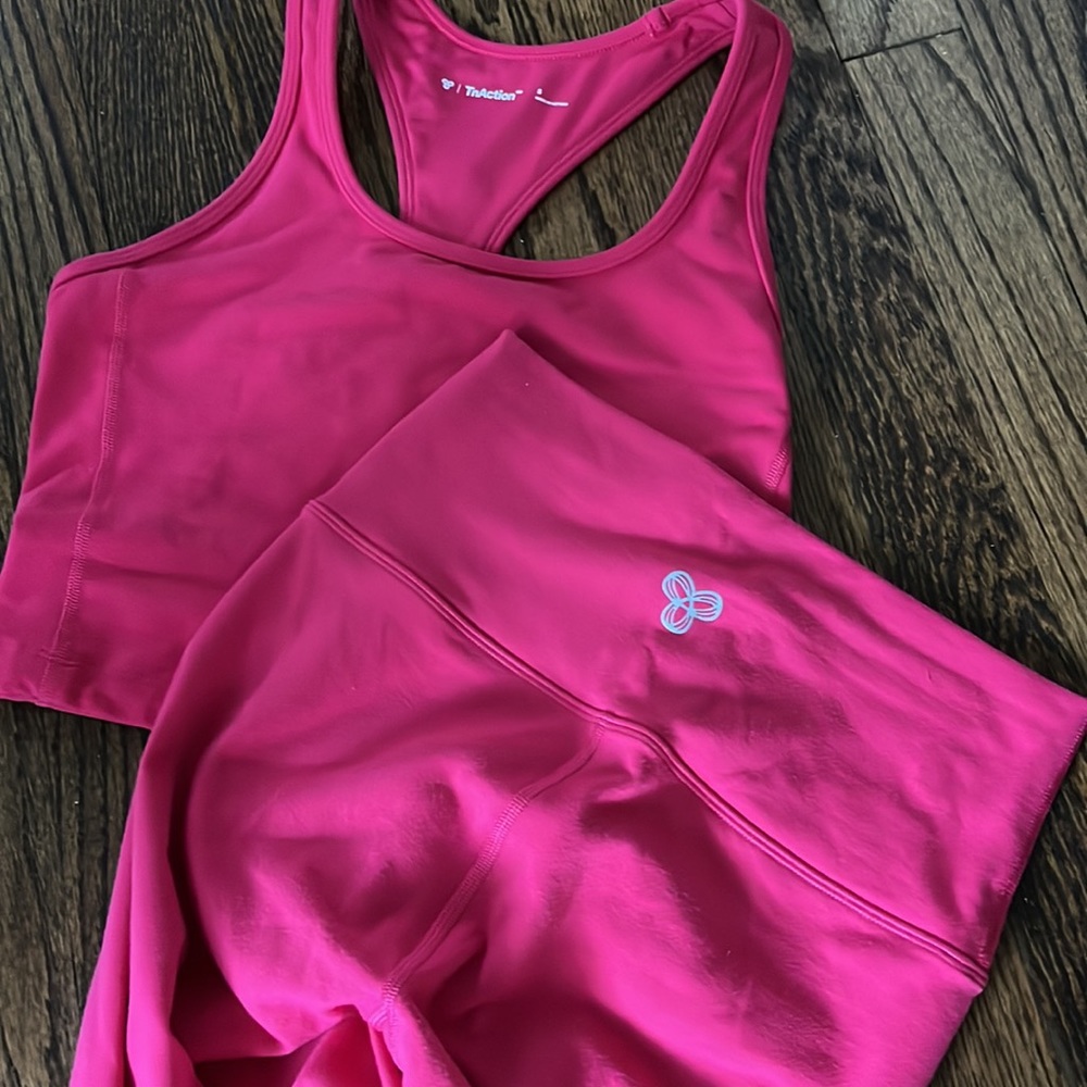 Aritzia TNA Action bright pink set - Picture 4 of 5